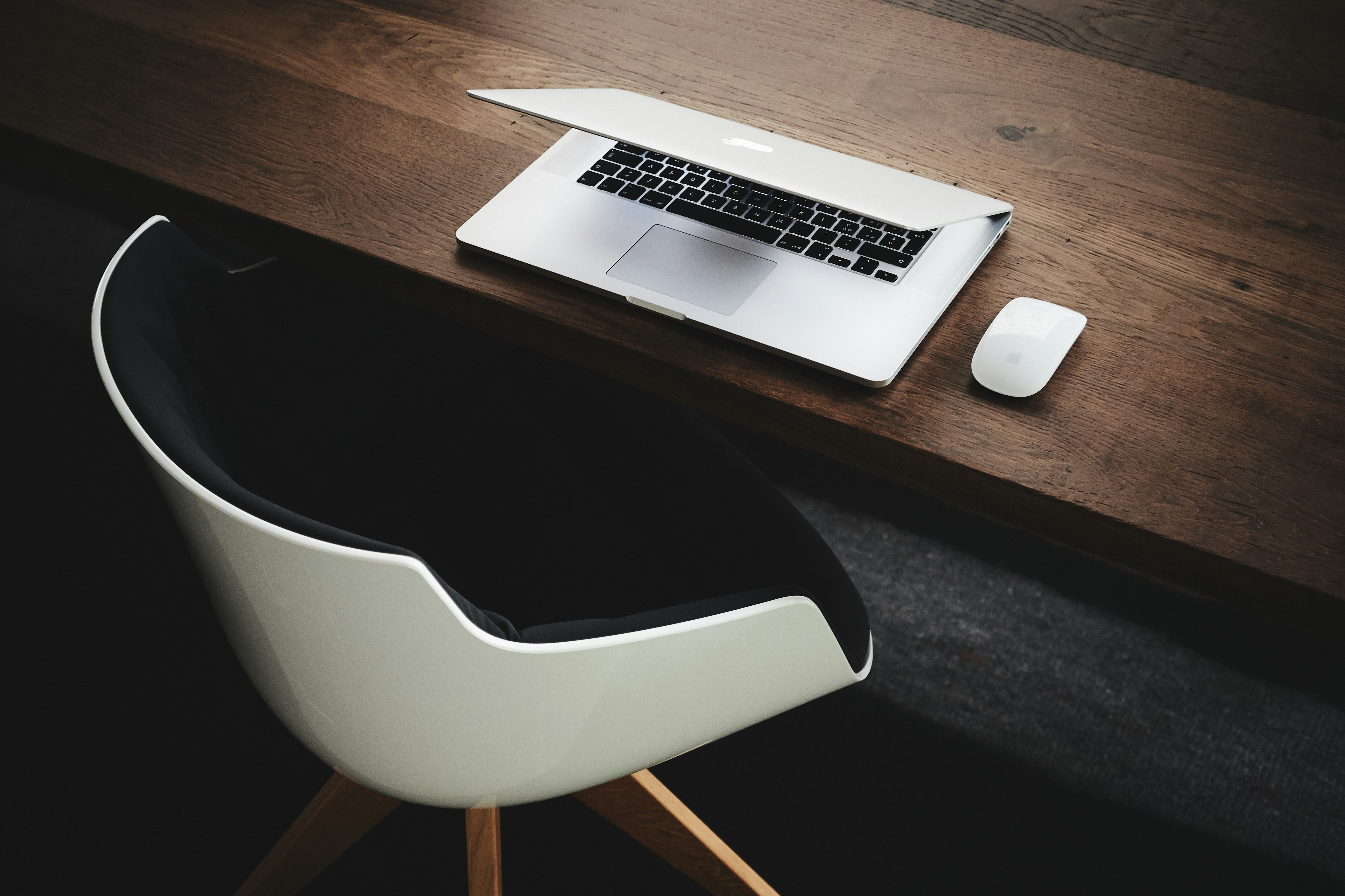 Un ordinateur portable sur un bureau en bois.